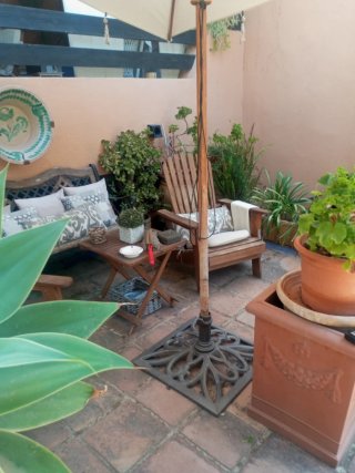 Sombrilla de jardín con pie de hierro labrado