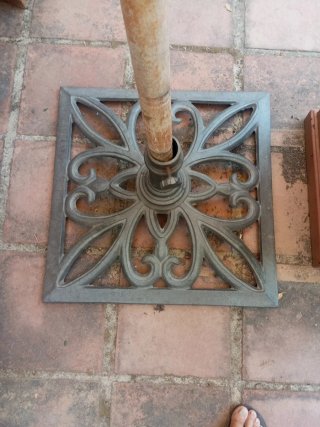 Sombrilla de jardín con pie de hierro labrado