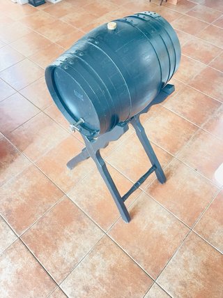 Barril de vino con soporte