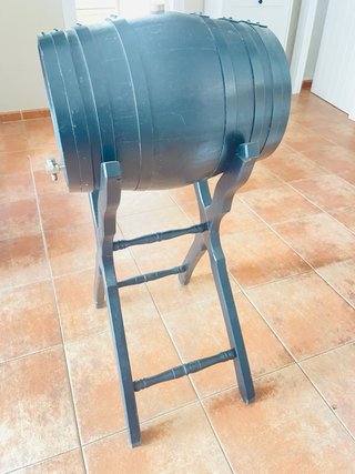 Barril de vino con soporte