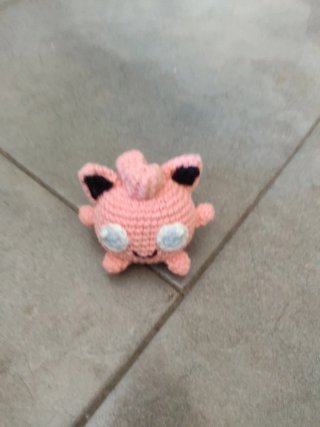 Muñeco artesanal rosa crochet