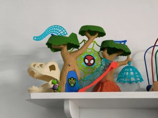 Árbol Spiderman y Dinosaurio