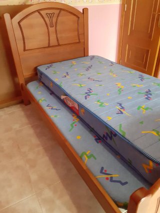 Cama juvenil completa con base tapizada y colchón