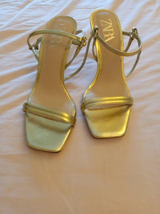 Sandalias doradas Zara mujer