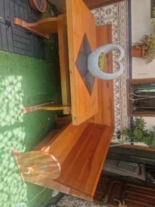 Mesa y banco de madera de pino