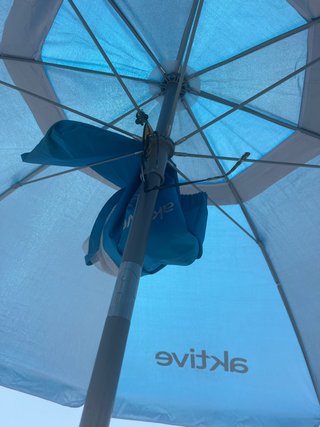 Sombrilla de playa azul y blanca