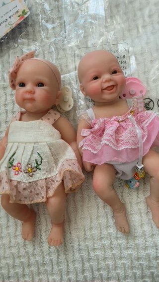 Muñeca Ropita reborn corona y vestido azul