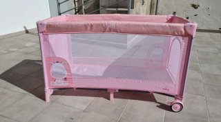 Parque cuna rosa con jirafa