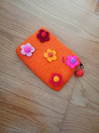 Cartera naranja con flores