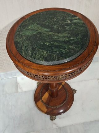 Mesita vintage madera labrada y mármol.