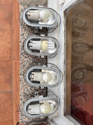 4 Luces Exteriores de cristal con Rejilla metalica
