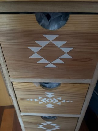 Cajonera estrecha madera natural diseño étnico
