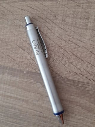 Bolígrafo de acero plateado grueso . Leer