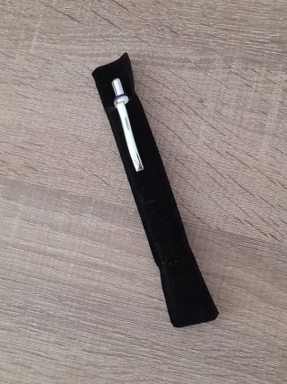 Bolígrafo de acero plateado grueso . Leer