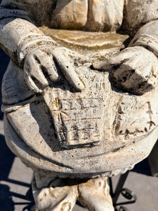 Estatua de piedra de anciana sentada