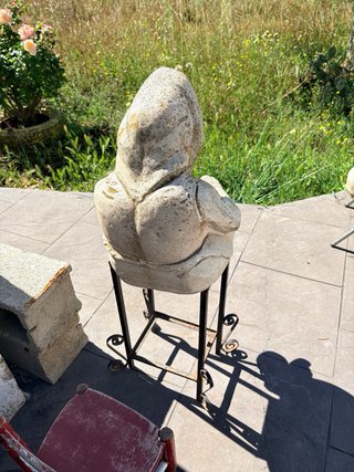 Estatua de piedra de anciana sentada