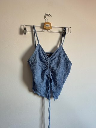 Blusa azul fruncida con cordón
