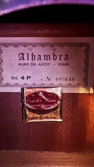 Guitarra Alhambra 4P con estuche rígido