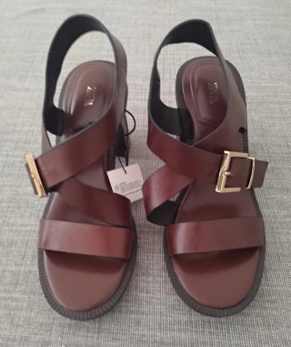 Sandalias marrones de tiras cruzadas