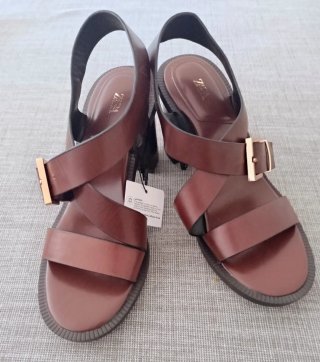 Sandalias marrones de tiras cruzadas
