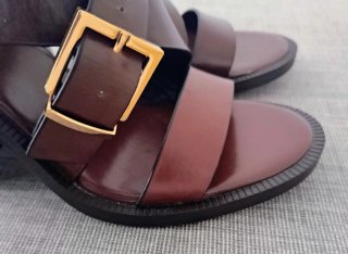 Sandalias marrones de tiras cruzadas