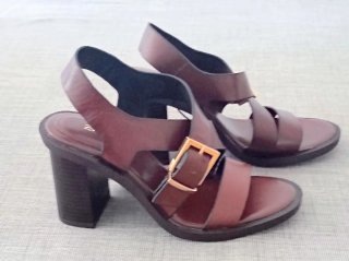 Sandalias marrones de tiras cruzadas