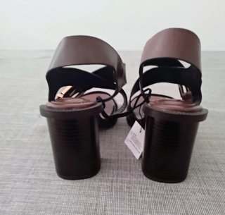 Sandalias marrones de tiras cruzadas