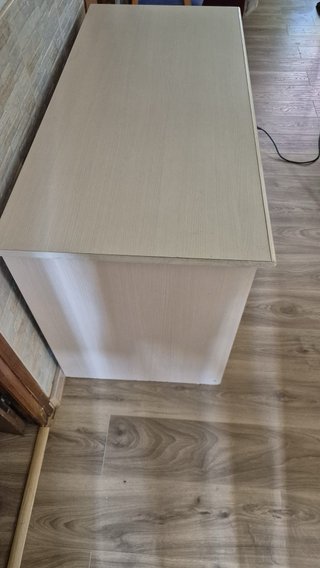 Escritorio beige con cajones y estantería