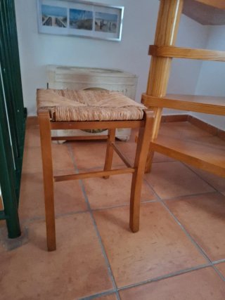 2 bancos de madera con asiento de mimbre