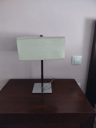 Lámpara de mesa beige y plateada