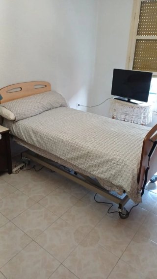 Cama Geriátrica Articulada con Carro Elevador