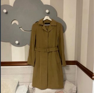 Trench Zara con cinturón