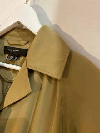 Trench Zara con cinturón