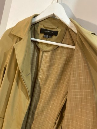 Trench Zara con cinturón