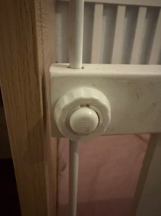 Cuna de bebé de madera y blanca
