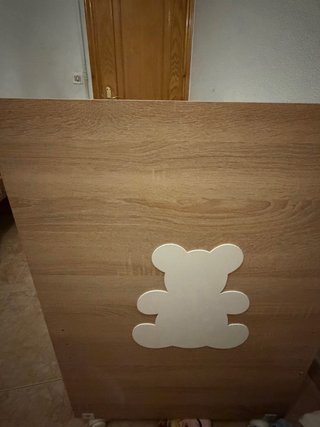 Cuna de bebé de madera y blanca