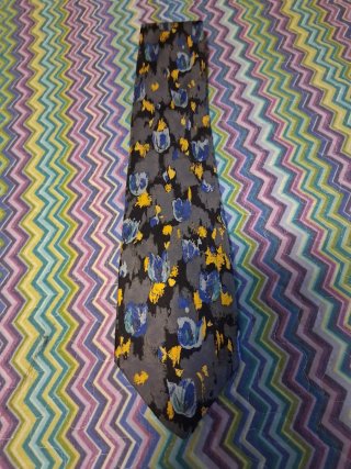 Corbata gris con estampado azul y amarillo, Seda.