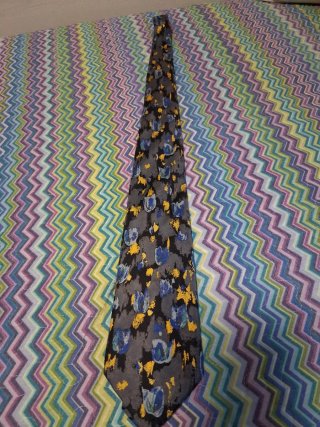 Corbata gris con estampado azul y amarillo, Seda.