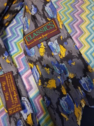 Corbata gris con estampado azul y amarillo, Seda.