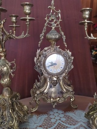 Conjunto Reloj y Candelabros Antiguos
