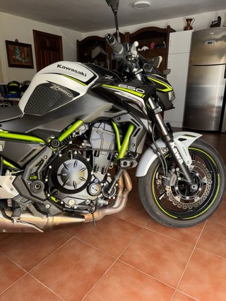 Kawasaki Z650 Naked Blanca y Verde