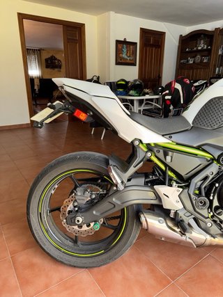 Kawasaki Z650 Naked Blanca y Verde