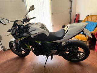 Kawasaki Z650 Naked Blanca y Verde