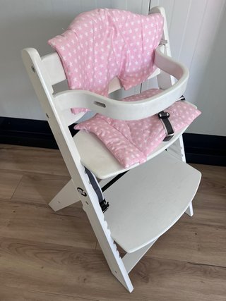 Trona de madera con cojín rosa