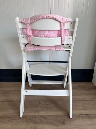 Trona de madera con cojín rosa