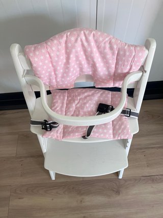 Trona de madera con cojín rosa