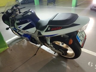 Suzuki GSX-R Deportiva Azul/Blanca