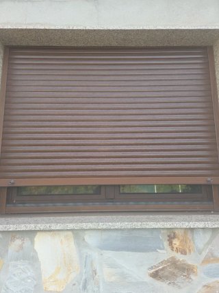Ventana aluminio marrón