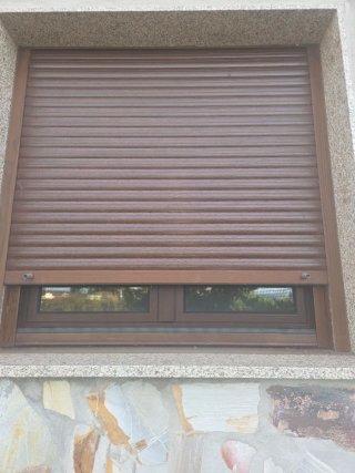 Ventana aluminio marrón