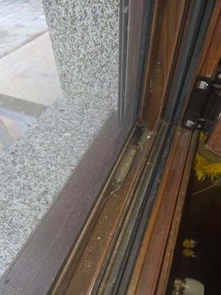 Ventana aluminio marrón